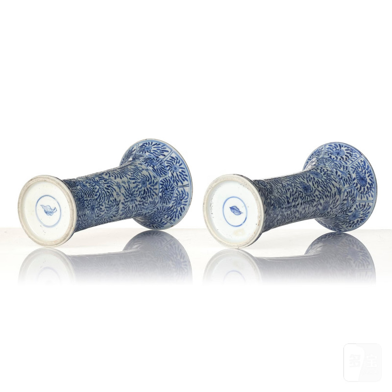 A pair of blue and white 'floral' vases, - 图6